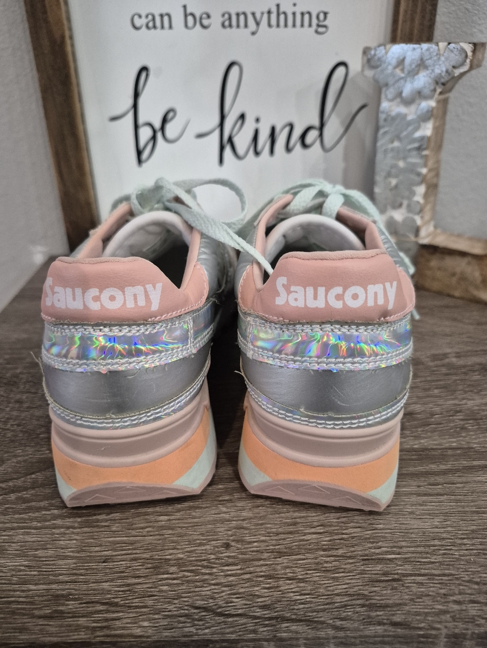 Saucony Women's Grey with Pastel Iridescent & Peach Accent Sneaker Size 8.5 - Picture 4 of 9